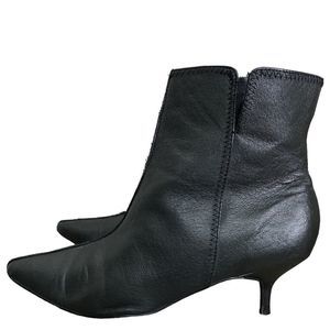 Newport News Pointed Heel Black Leather Booties Women’s Size 9